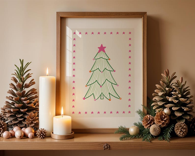 Puede incluir: Una l&aacute;mina enmarcada que muestra un &aacute;rbol de Navidad estilizado con l&iacute;neas verdes, una estrella rosa en la punta y peque&ntilde;os adornos rosas, rodeado por un borde de estrellas rosas sobre un fondo claro, en un marco de madera.