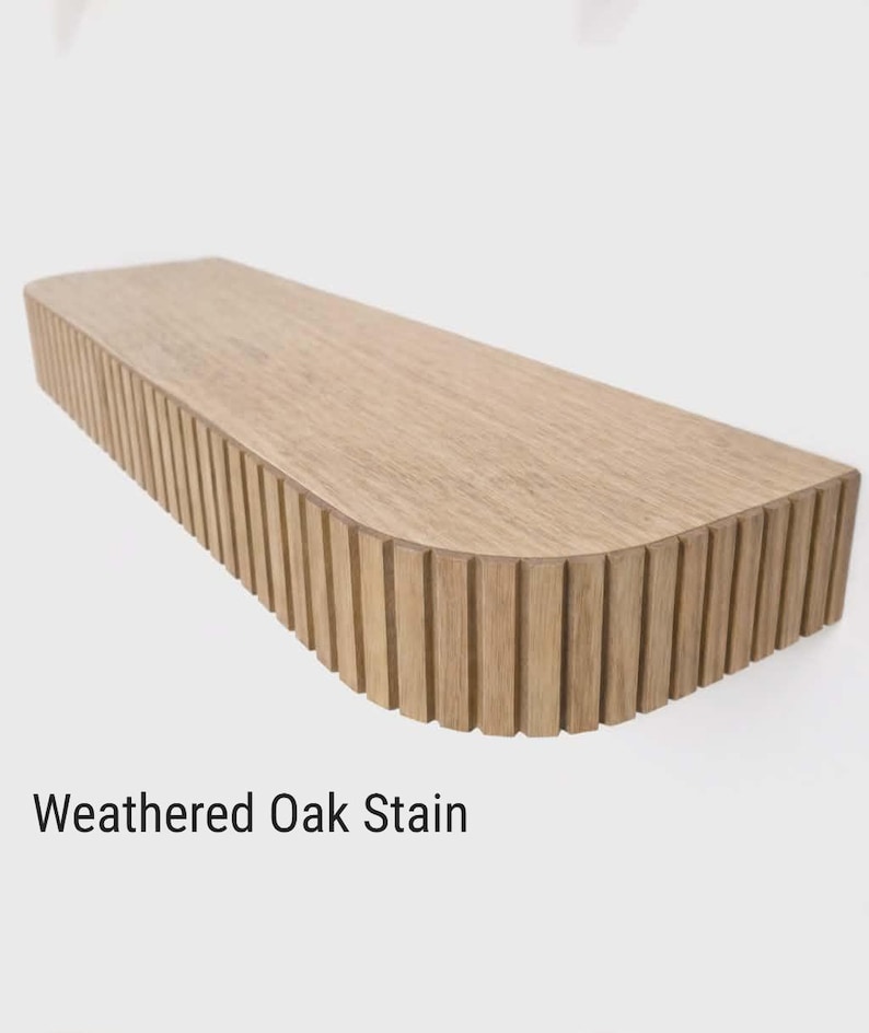 Może przedstawiać: Jasnobrązowa, prostokątna p&oacute;łka wisząca z wykończeniem z postarzanego dębu. Prz&oacute;d i boki mają pionowe rowki. Tekst "Weathered Oak Stain" jest wyświetlany na dole. P&oacute;łka przeznaczona jest do montażu na ścianie.