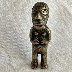 Figurine inca pachamama en cuivre oxydé sculpté, terre mère, statue de la fertilité, déesse quechua des andes