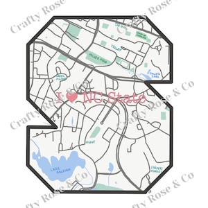 Puede incluir: Un mapa del campus de la Universidad Estatal de Carolina del Norte en Raleigh, Carolina del Norte. El mapa tiene la forma de la letra "S" e incluye puntos de referencia como el lago Raleigh, el campo Miller y el parque Pullen. El texto "Me encanta NC State" está escrito en rosa en el mapa.
