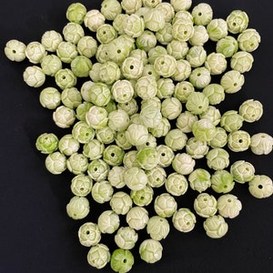 20pcs 11mm Variegated Green Flower Bud