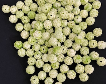 20pcs 11mm Variegated Green Flower Bud