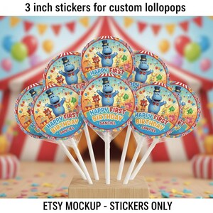 Pu&ograve; includere: Una collezione di adesivi rotondi da 7,6 cm per lecca lecca personalizzati. Ogni adesivo presenta un ippopotamo dei cartoni animati con un cappello a cilindro, circondato da altri animali dei cartoni animati, con la scritta "HAPPY FIRST BIRTHDAY SANTIEL".