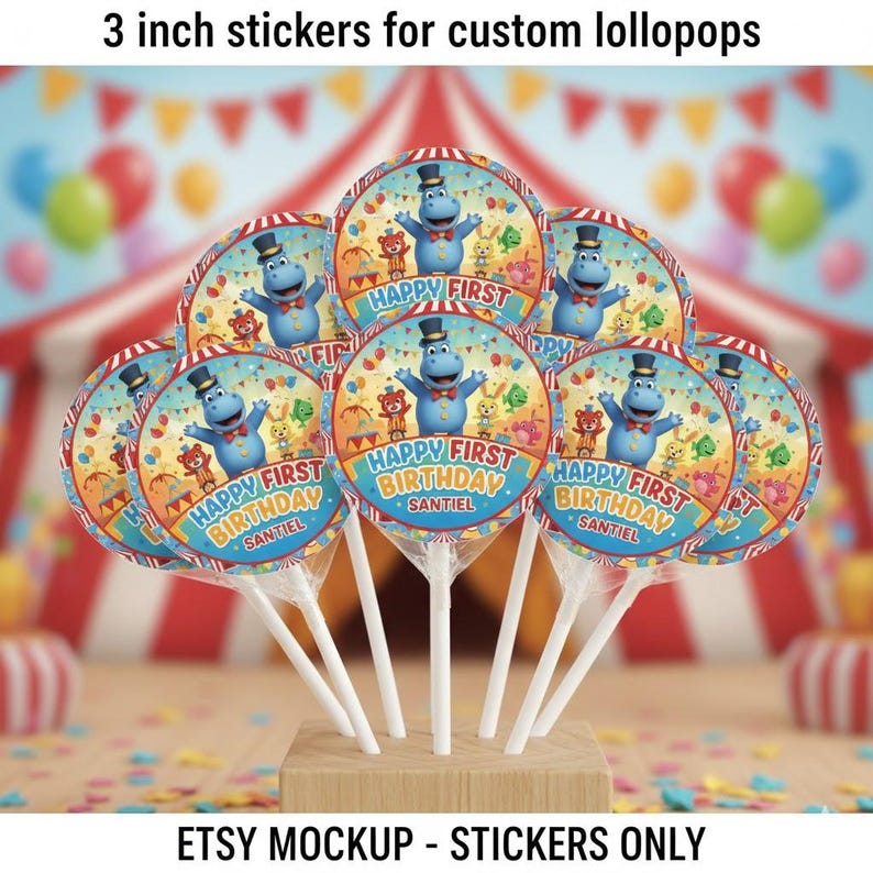 Pu&ograve; includere: Una collezione di adesivi rotondi da 7,6 cm per lecca lecca personalizzati. Ogni adesivo presenta un ippopotamo dei cartoni animati con un cappello a cilindro, circondato da altri animali dei cartoni animati, con la scritta "HAPPY FIRST BIRTHDAY SANTIEL".