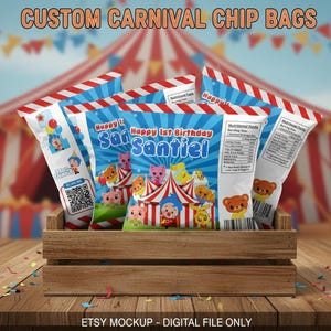 Pu&ograve; includere: Una cassa di legno piena di sacchetti di patatine personalizzati a tema carnevale. Le borse presentano disegni colorati con temi circensi, tra cui clown e animali, e il testo "Happy 1st Birthday Santiel". Lo sfondo mostra un tendone da circo e il cielo.