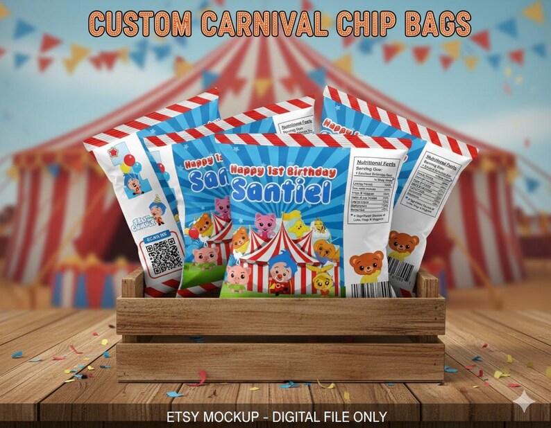 Pu&ograve; includere: Una cassa di legno piena di sacchetti di patatine personalizzati a tema carnevale. Le borse presentano disegni colorati con temi circensi, tra cui clown e animali, e il testo "Happy 1st Birthday Santiel". Lo sfondo mostra un tendone da circo e il cielo.