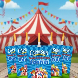 Pu&ograve; includere: Sacchetti di succo Capri Sun blu con cannucce gialle, con un tema carnevalesco con un tendone da circo e personaggi dei cartoni animati. Il testo recita "Custom Carnival Capri Suns" e "Happy 1st Birthday Santiel".