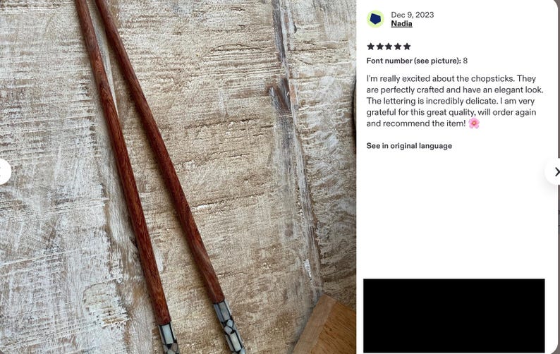 K&ouml;nnte beinhalten: Ein Paar lange, schlanke Essst&auml;bchen mit einem K&ouml;rper aus rotbraunem Holz und einem dekorativen Griffbereich, der mit einem Mosaik aus kleinen, wei&szlig;en und grauen rechteckigen St&uuml;cken eingelegt ist. Die St&auml;bchen liegen diagonal.