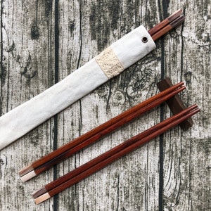 Palillos chinos grabados con punta blanca y rosa con soporte de madera y funda de algodón, palillos japoneses personalizados, regalo grabado en cualquier idioma