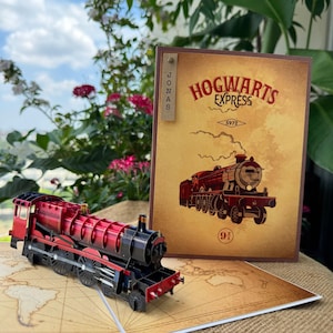 Carte de train festif 3D avec nom personnalisé - carte pop-up artisanale de locomotive à vapeur rouge, 4 styles de personnalisation au choix : rustique, charme, étiquette de sceau de cire