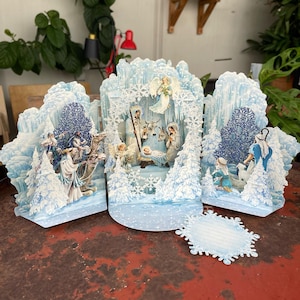 Carte de printemps pop-up Winter Wonderland fabriquée à la main, carte de printemps 3D fantaisiste avec crèche et flocons de neige image 2