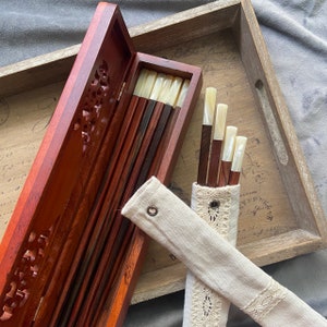 Chopsticks Muschelspitze Holzrest und handgefertigte Hülle, japanische Stäbchen, Hochzeitsbevorzugungsstäbchen, einzigartige Liebesgeschenke, Frühlingsgeschenk