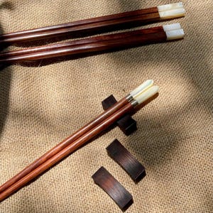 Gravierte Essstäbchen + Ablage + Hülle, Benutzerdefinierte Essstäbchen Muschel & Silbereinsatz, personalisierte japanische Essstäbchen, Frühlingsgeschenk