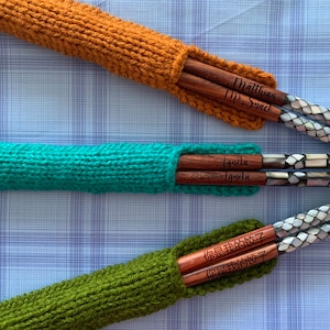 Gravierte Essstäbchen aus Rosenholz: Perlmutt Spitzen, gestrickte Manschetten