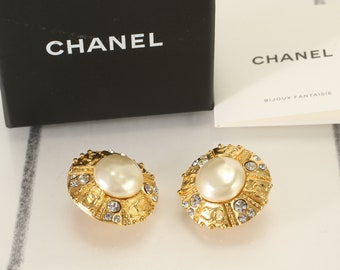 CHANEL VINTAGE 100% Genuine Clip-on Earrings in Gold, 1990&#39;s, Made in France