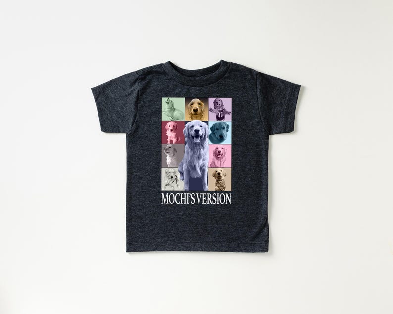 K&ouml;nnte beinhalten: Dunkelgraues T-Shirt mit einem Raster aus farbenfrohen Hundeportr&auml;ts, mit einem zentralen Bild eines Golden Retrievers. Der Text "MOCHI'S VERSION" ist darunter aufgedruckt. Das T-Shirt besteht aus einem weichen Material.