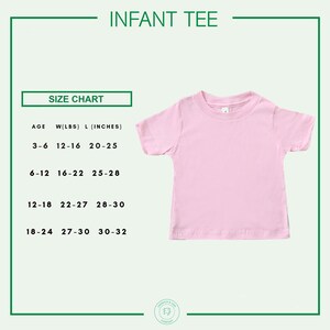 Op de afbeelding: Maattabel voor baby-T-shirts met leeftijd, gewicht en lengte in inches. De tabel toont maten voor leeftijden 3-6 maanden, 6-12 maanden, 12-18 maanden en 18-24 maanden.
