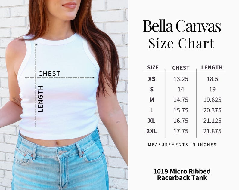 Op de afbeelding: Witte geribbelde racerback tanktop met een maattabel van Bella Canvas. De tabel toont borst- en lengtematen in inches voor maten XS tot 2XL. De tanktop is model 1019.