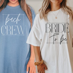 Puede incluir: Dos mujeres con camisetas blancas con texto negro. La camiseta de la izquierda dice "bach crew" y la camiseta de la derecha dice "bride to be".