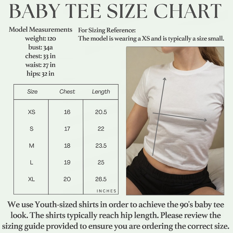 Pu&ograve; includere: Una tabella di taglie per una maglietta da bambino, che mostra le misure in pollici per il petto e la lunghezza. La tabella include le taglie XS, S, M, L e XL. La modella indossa una taglia XS ed &egrave; in genere una taglia piccola. La modella indossa una maglietta da bambino bianca e pantaloncini neri.