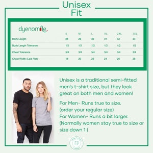 Op de afbeelding: Een tabel met unisex t-shirt maatvoering in inches. De tabel bevat de lichaamslengte, de lichaamslengtetolerantie, de borsttolerantie en de borstbreedte (liggend). De tabel toont maten van S tot 3XL. De tekst "Unisex is a traditional semi-fitted men's t-shirt size, but they look great on both men and women!" staat onder de tabel. De tekst "For Men- Runs true to size. (order your regular size) For Women- Runs a bit larger. (Normally women stay true to size or size down 1)" staat onder de tekst.