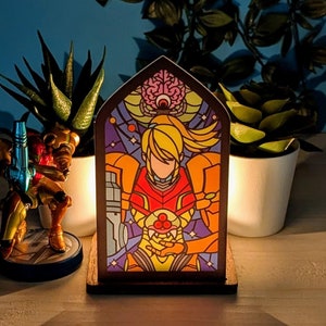Photophore en bois et acrylique du Vitrail de Samus. Bougeoir original pour décoré une salle de jeu, ambiance cosy et geek assurée !