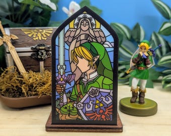Candelabro de madera y acrílico del vitral de Link. Un candelabro original para decorar una sala de juegos de Zelda, creando un ambiente acogedor y friki.