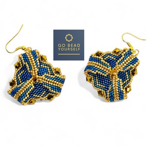 Op de afbeelding: Een paar blauwe en gouden kralen oorbellen met een geometrisch ontwerp. De oorbellen zijn gemaakt van kleine kralen en hebben een hangende stijl. De oorbellen zijn op een witte achtergrond.