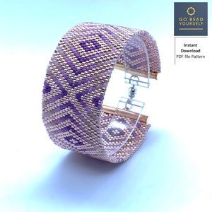 Peut inclure: Un bracelet en perles avec un motif géométrique dans des tons de rose et de violet. Le bracelet est fait de perles de rocaille et a un fermoir transparent.