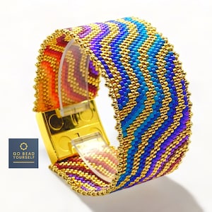 Puede incluir: Un brazalete de cuentas colorido con un patrón de chevron en tonos de rojo, naranja, amarillo, azul, morado y dorado. El brazalete tiene un cierre magnético.