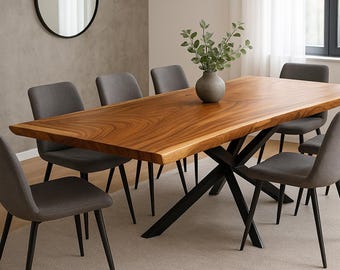 Eettafel van massief hout met natuurlijke boomrand - houten tafel met massief suarhout en unieke stukken tafelblad
