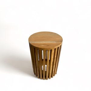 Table d'appoint en teck faite à la main bois naturel massif au design moderne tabouret fleuri bandes de bois sur les côtés ronde image 3