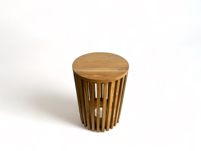 Table d'appoint en teck faite à la main bois naturel massif au design moderne tabouret fleuri bandes de bois sur les côtés ronde image 3