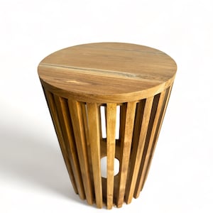 Table d'appoint en teck faite à la main bois naturel massif au design moderne tabouret fleuri bandes de bois sur les côtés ronde image 5