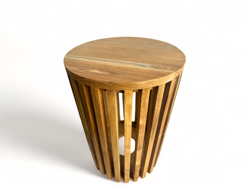 Table d'appoint en teck faite à la main bois naturel massif au design moderne tabouret fleuri bandes de bois sur les côtés ronde image 5