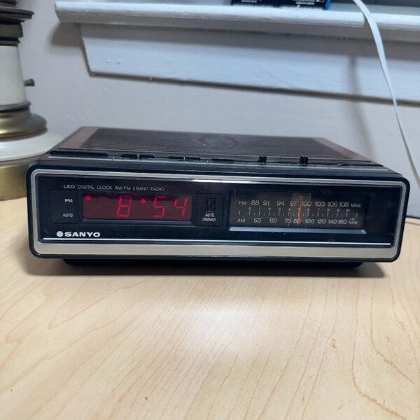 Vintage Sanyo Woodgrain Plastic AM/FM Alarm Clock Radio Working