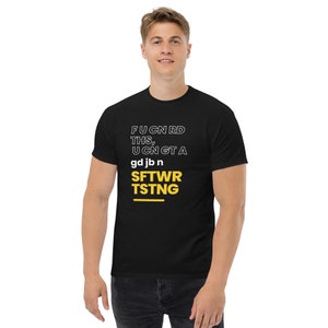 Puede incluir: Una camiseta negra de manga corta con texto en blanco y amarillo en el pecho. El texto dice: F U CN RD THS, U CN GT A gd jb n SFTWR TSTNG. La camiseta tiene cuello redondo y un corte estándar, con el gráfico impreso en un diseño apilado.
