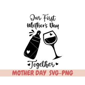 Nuestro primer día de las madres svg, mami yo svg, Linda copa de vino Cheers Baby Bottle SVG, Nueva mamá DIY Día de la Madre, Primer Día de la Madre Archivos Cricut