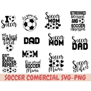 Op de afbeelding: Een set van 10 zwart-witte SVG-snijbestanden met voetbalthema's. De ontwerpen bevatten zinnen als "Voetbalmama", "Voetbalpapa", "Voetballeven" en "Een trotse voetbalmama".