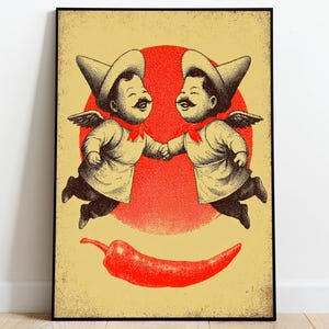 Puede incluir: Una lámina artística rectangular enmarcada sobre fondo beige que muestra dos figuras aladas con sombreros y pañuelos rojos, tomadas de la mano frente a un gran círculo rojo. Debajo de las figuras hay una ilustración de un chile rojo.