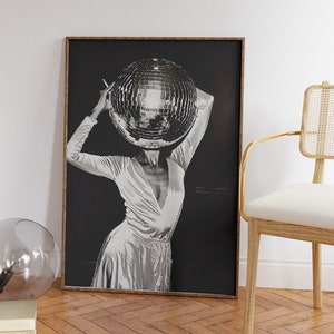 Mujer con la impresión de bola de discoteca, cartel de discoteca de moda, arte de carrito de bar preppy, impresión de bola de discoteca, decoración de pared retro, decoración retro de moda de los años 70
