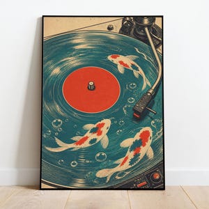 Puede incluir: L&aacute;mina art&iacute;stica enmarcada que representa un tocadiscos vintage con un disco color turquesa y tres carpas koi nadando en los surcos. Las carpas koi tienen marcas rojas y blancas. Burbujas y una etiqueta central roja completan el tema acu&aacute;tico.