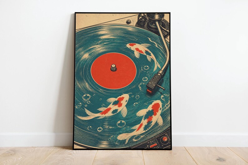Puede incluir: L&aacute;mina art&iacute;stica enmarcada que representa un tocadiscos vintage con un disco color turquesa y tres carpas koi nadando en los surcos. Las carpas koi tienen marcas rojas y blancas. Burbujas y una etiqueta central roja completan el tema acu&aacute;tico.