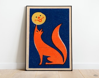Może przedstawiać: Ilustracja w stylu vintage przedstawiająca pomarańczowego lisa wyjącego do żółtego księżyca z uśmiechniętą twarzą. Obraz jest umieszczony na ciemnoniebieskim tle.