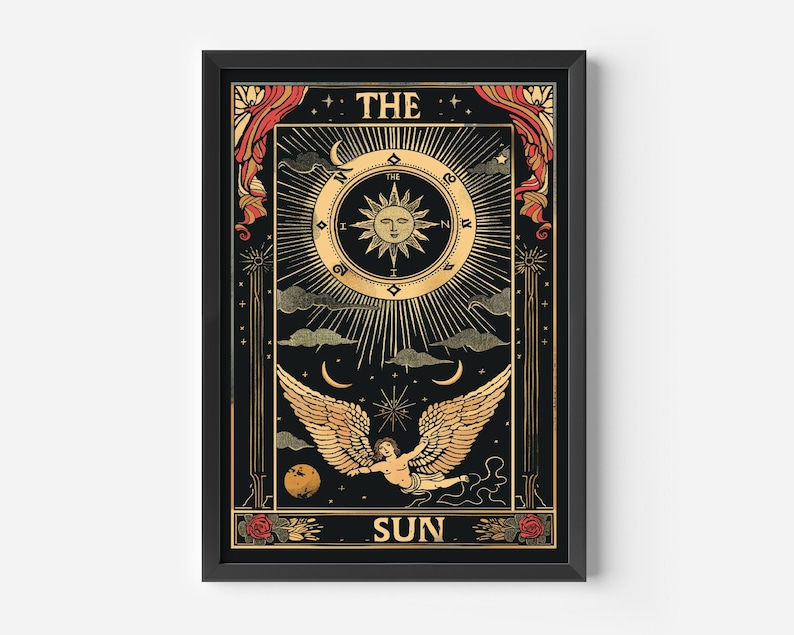 Op de afbeelding: Een zwarte en gouden tarotkaart met het woord "THE SUN" onderaan. De kaart toont een ge Fl&uuml;gelde engel met een halo, een zon met een gezicht en een kompas.
