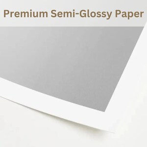 K&ouml;nnte beinhalten: Nahaufnahme eines wei&szlig;en, halbgl&auml;nzenden Papiers mit einem H&auml;kchen und dem Text "Premium Semi-Glossy Paper".