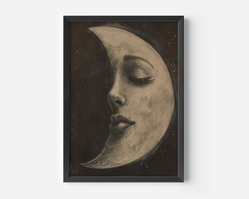 Op de afbeelding: Een zwart-witte tekening van een wassende maan met het gezicht van een vrouw. De ogen van de vrouw zijn gesloten en haar mond staat lichtjes open. De maan is geplaatst tegen een donkere achtergrond met sterren.