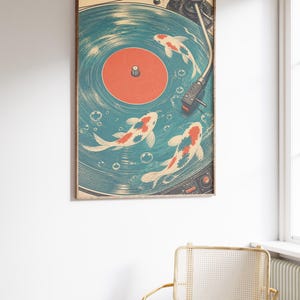 Puede incluir: Una impresi&oacute;n art&iacute;stica enmarcada que presenta una ilustraci&oacute;n de estilo vintage de un tocadiscos con peces koi nadando en los surcos. El disco es azul con un centro naranja. Los koi son blancos con marcas rojas y negras.