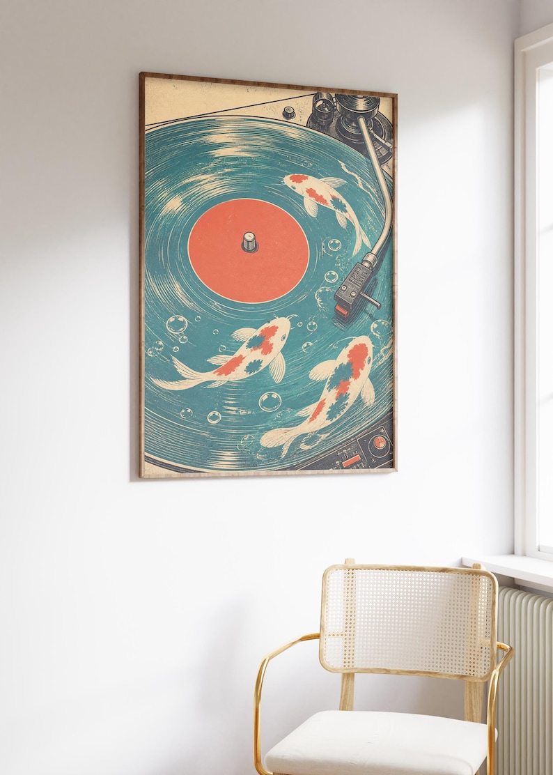 Puede incluir: Una impresi&oacute;n art&iacute;stica enmarcada que presenta una ilustraci&oacute;n de estilo vintage de un tocadiscos con peces koi nadando en los surcos. El disco es azul con un centro naranja. Los koi son blancos con marcas rojas y negras.