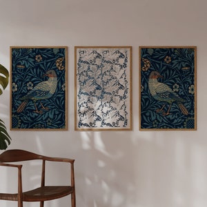 K&ouml;nnte beinhalten: Drei gerahmte Drucke mit einem blauen und gr&uuml;nen Blumenmuster und einem Vogel in jedem. Der mittlere Druck hat ein wei&szlig;es und graues Blumenmuster.